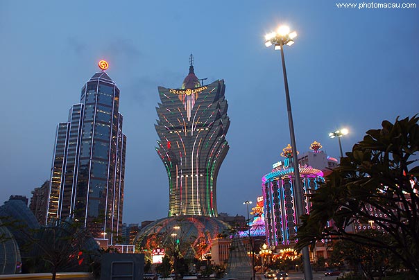 How do casino hosts get paid